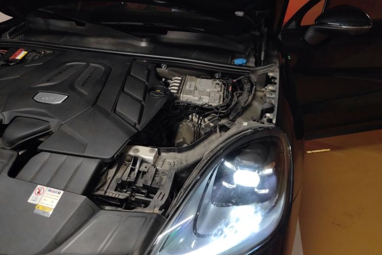 Used Porsche Cayenne 2023 Cayenne Coupé 3.0T Engine Bay Left