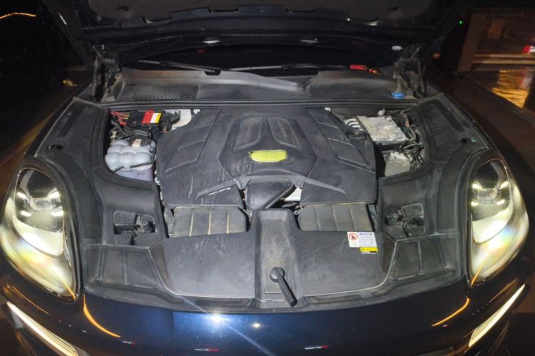 Used Porsche Cayenne 2023 Cayenne Coupé 3.0T Platinum Edition Engine Bay