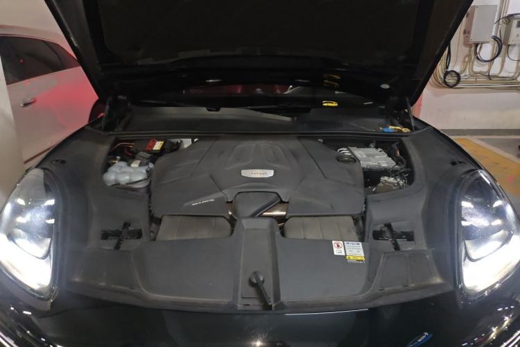 Used Porsche Cayenne 2023 Cayenne 3.0T Platinum Edition Engine Bay