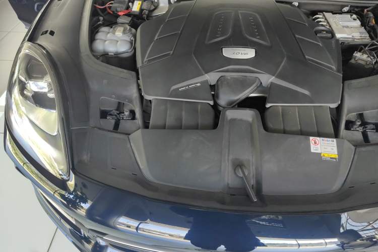 Used Porsche Cayenne 2023 Cayenne 3.0T Engine Bay Right