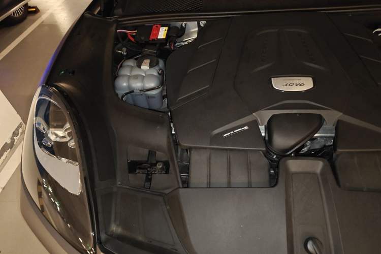 Used Porsche Cayenne 2023 Cayenne 3.0T Engine Bay Right