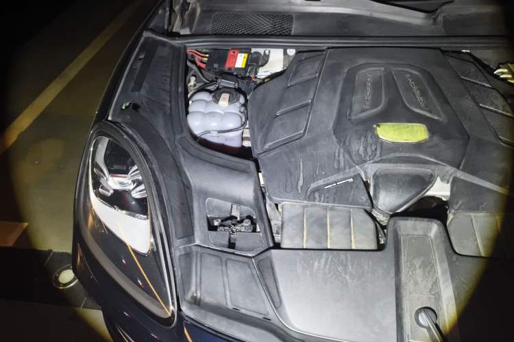 Used Porsche Cayenne 2023 Cayenne Coupé 3.0T Platinum Edition Engine Bay Right