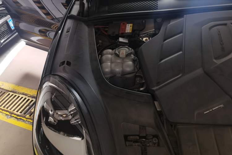 Used Porsche Cayenne 2023 Cayenne 3.0T Platinum Edition Engine Bay Right
