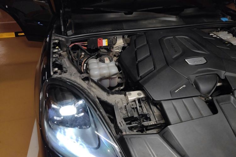 Used Porsche Cayenne 2023 Cayenne Coupé 3.0T Engine Bay Right