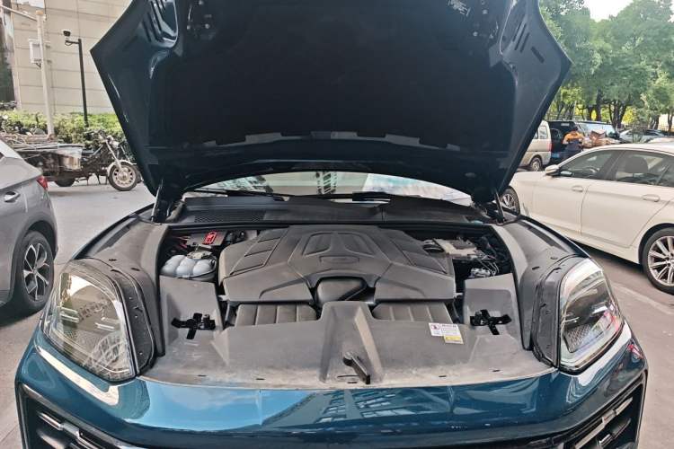 Used Porsche Cayenne 2023 Cayenne 3.0T Engine Bay