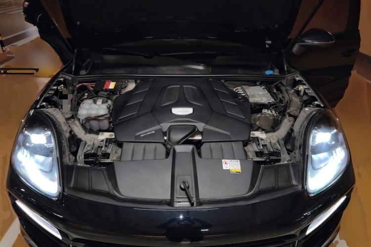 Used Porsche Cayenne 2023 Cayenne Coupé 3.0T Engine Bay