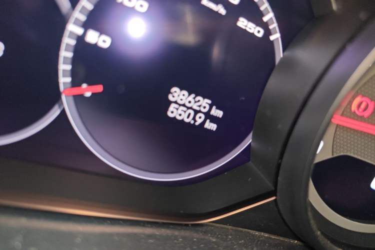 Used Porsche Cayenne 2023 Cayenne 3.0T Platinum Edition Odometer Close Up