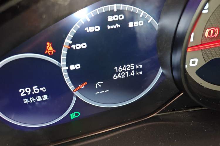 Used Porsche Cayenne 2023 Cayenne 3.0T Odometer Close Up