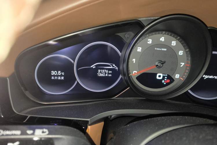 Used Porsche Cayenne 2023 Cayenne 3.0T Platinum Edition Odometer Close Up