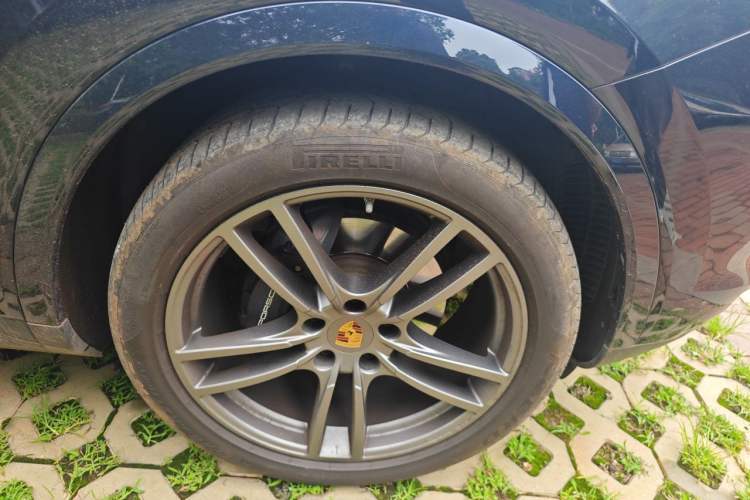 Used Porsche Cayenne 2023 Cayenne 3.0T Platinum Edition Right Front Wheel Hub