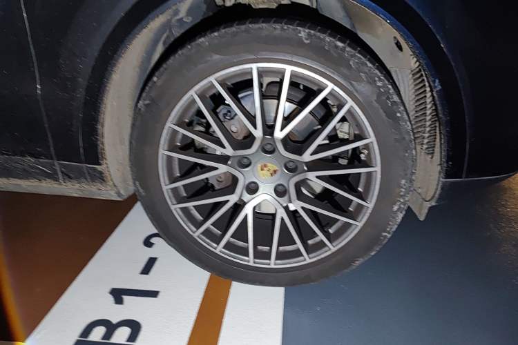 Used Porsche Cayenne 2023 Cayenne Coupé 3.0T Platinum Edition Right Front Wheel Hub