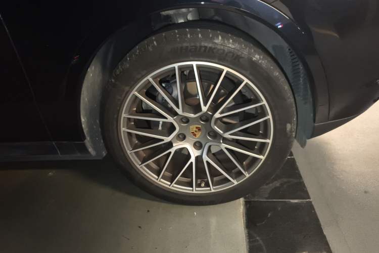 Used Porsche Cayenne 2023 Cayenne Coupé 3.0T Platinum Edition Right Front Wheel Hub
