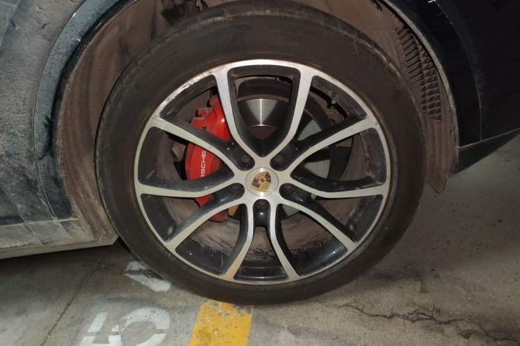 Used Porsche Cayenne 2023 Cayenne 3.0T Platinum Edition Right Front Wheel Hub