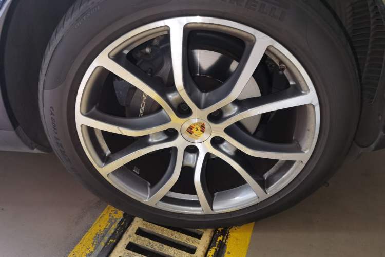 Used Porsche Cayenne 2023 Cayenne 3.0T Platinum Edition Right Front Wheel Hub