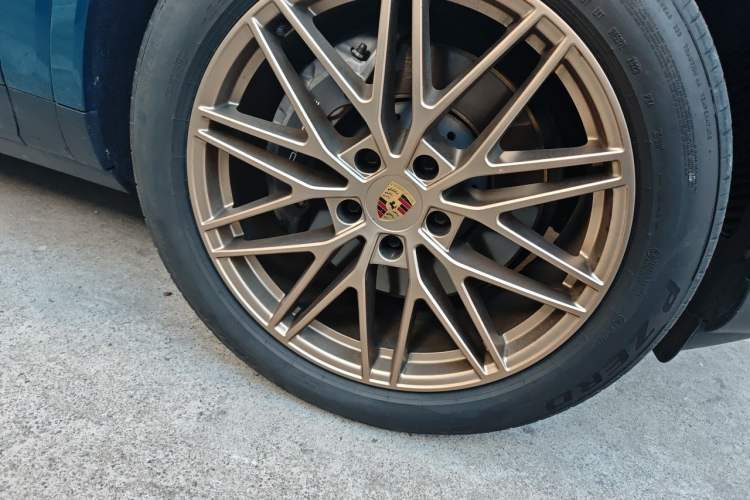 Used Porsche Cayenne 2023 Cayenne 3.0T Right Front Wheel Hub