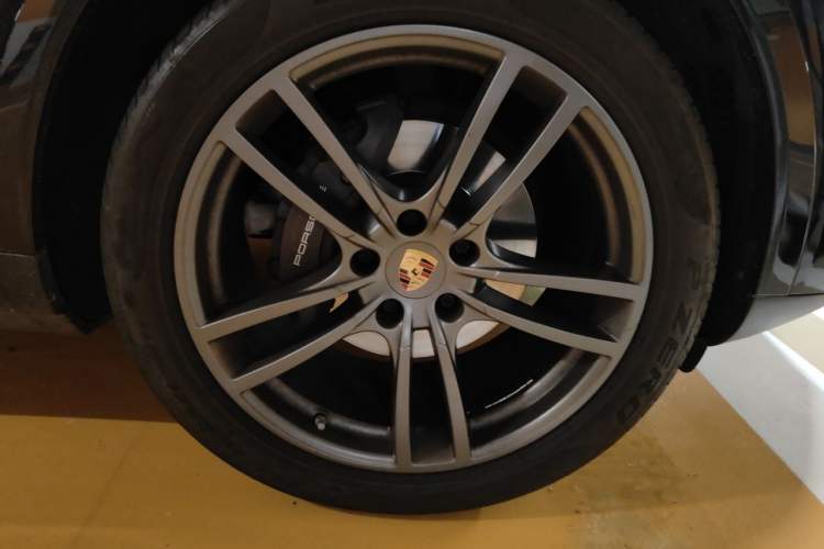 Used Porsche Cayenne 2023 Cayenne Coupé 3.0T Right Front Wheel Hub