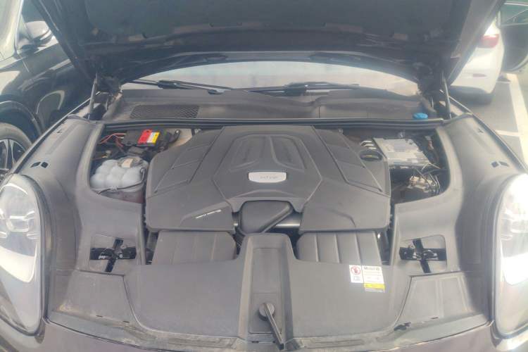 Used Porsche Cayenne 2023 Cayenne 3.0T Platinum Edition Engine Bay