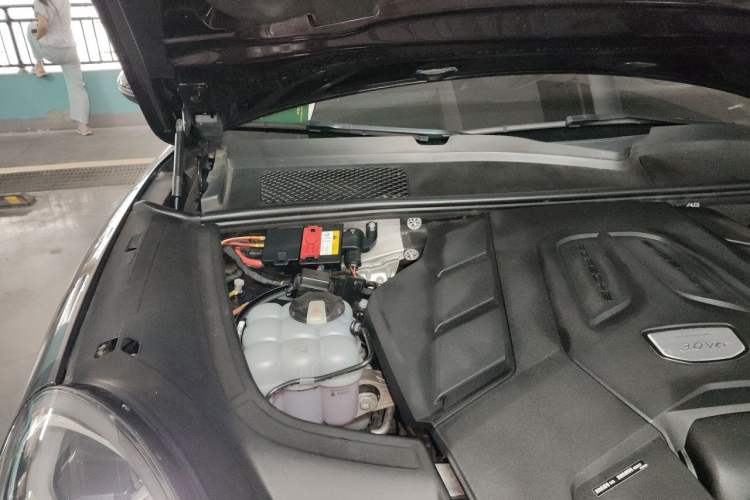 Used Porsche Cayenne 2023 Cayenne 3.0T Platinum Edition Engine Bay Right
