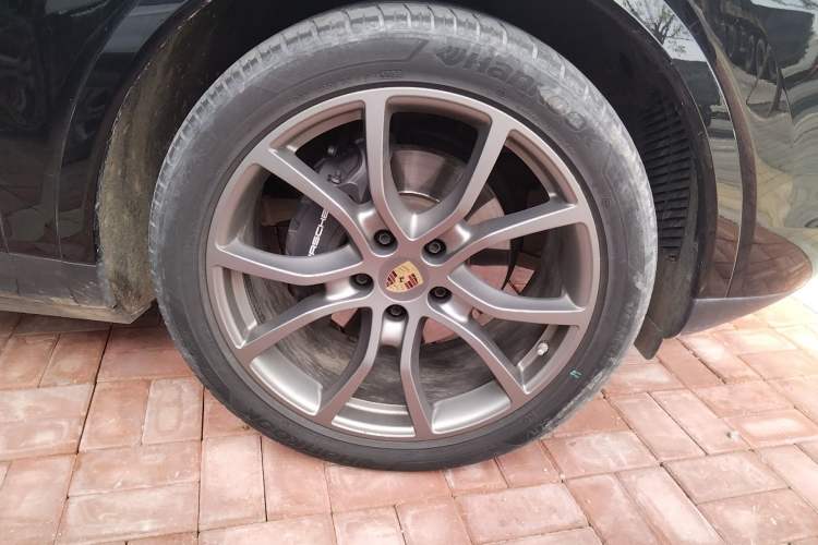 Used Porsche Cayenne 2023 Cayenne 3.0T Platinum Edition Right Front Wheel Hub
