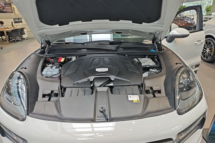 Used Porsche Cayenne 2023 Cayenne 3.0T Platinum Edition Engine Bay