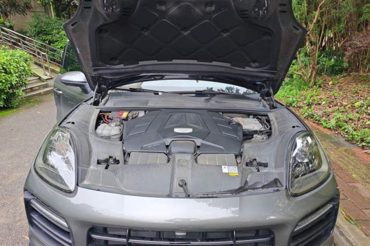 Used Porsche Cayenne 2023 Cayenne S 2.9T Engine Bay