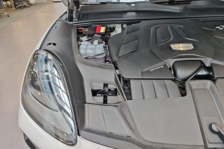 Used Porsche Cayenne 2023 Cayenne 3.0T Platinum Edition Engine Bay Right