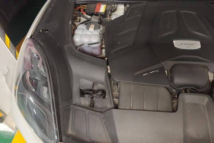Used Porsche Cayenne 2023 Cayenne S 2.9T Engine Bay Right