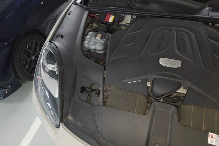 Used Porsche Cayenne 2023 Cayenne 3.0T Platinum Edition Engine Bay Right