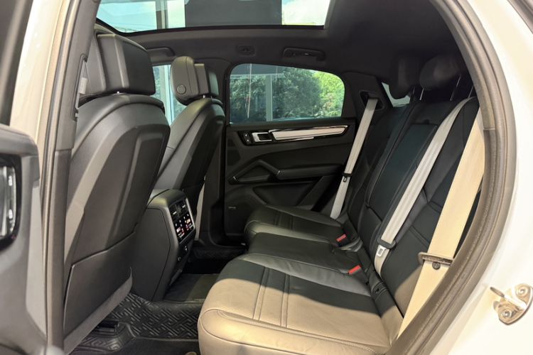 Used Porsche Cayenne 2023 Cayenne Coupé 3.0T Platinum Edition Interior 8