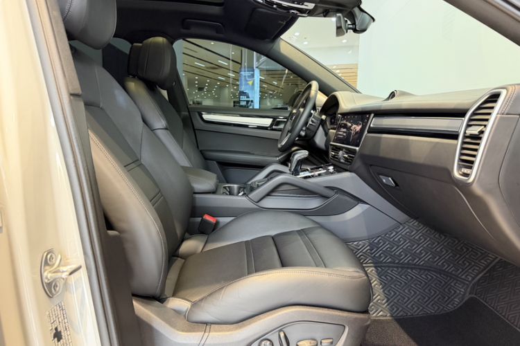 Used Porsche Cayenne 2023 Cayenne Coupé 3.0T Platinum Edition Interior 9