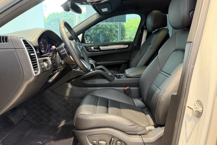 Used Porsche Cayenne 2023 Cayenne Coupé 3.0T Platinum Edition Left Front Seat