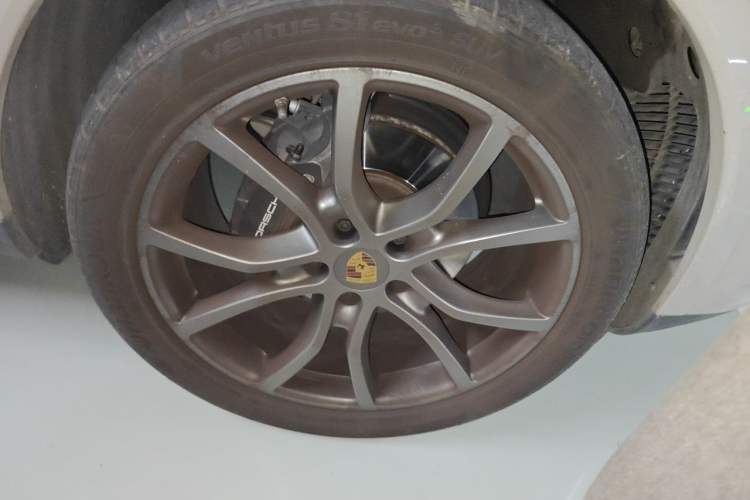 Used Porsche Cayenne 2023 Cayenne 3.0T Platinum Edition Right Front Wheel Hub