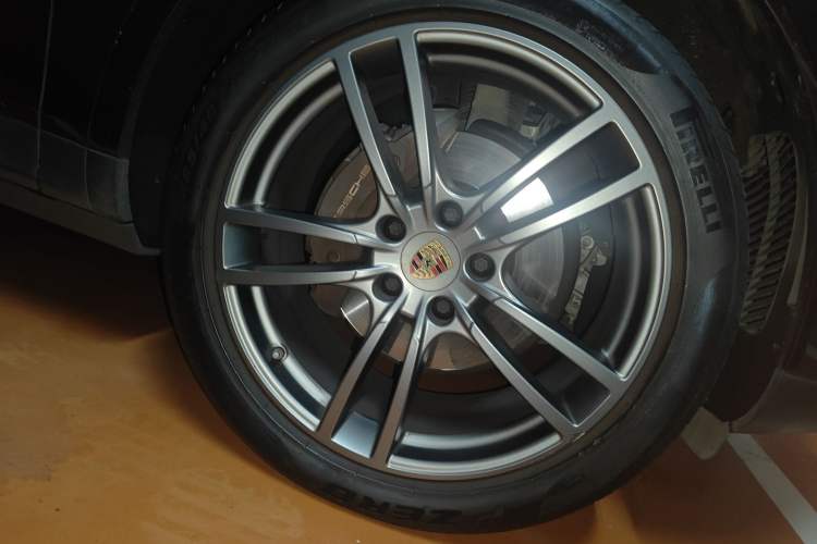 Used Porsche Cayenne 2023 Cayenne 3.0T Platinum Edition Right Front Wheel Hub
