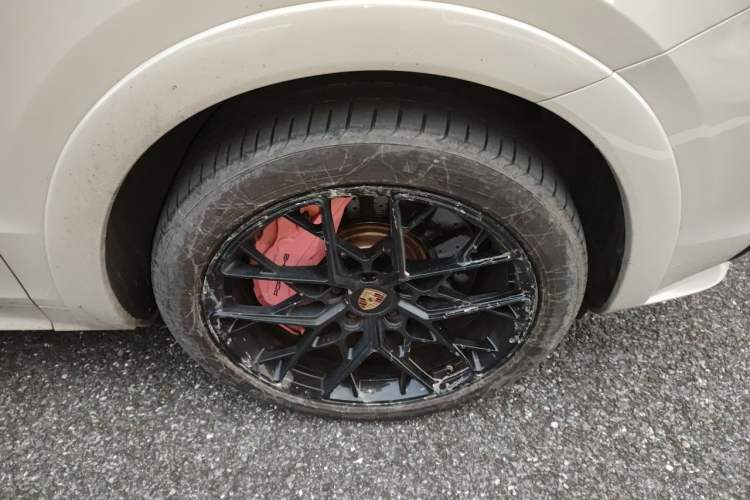 Used Porsche Cayenne 2023 Cayenne 3.0T Platinum Edition Right Front Wheel Hub