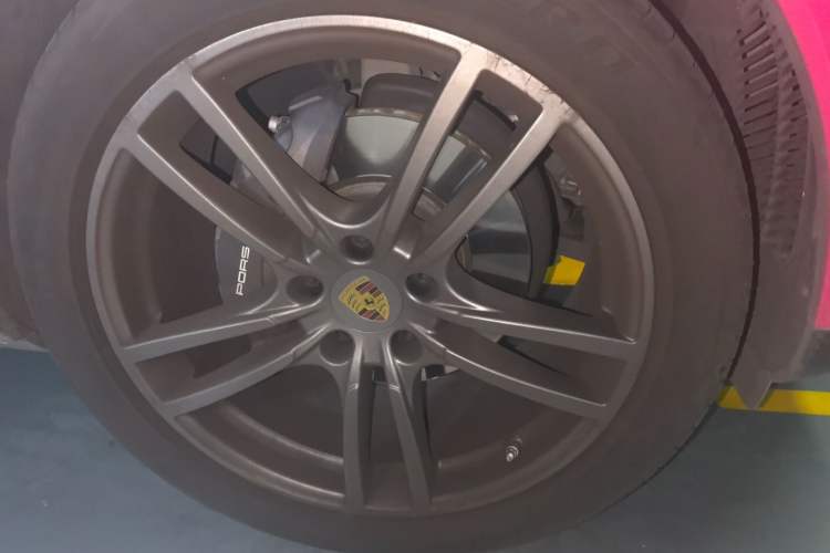 Used Porsche Cayenne 2023 Cayenne 3.0T Platinum Edition Right Front Wheel Hub