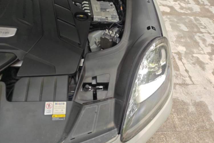 Used Porsche Cayenne 2023 Cayenne Coupé 3.0T Platinum Edition Engine Bay Left