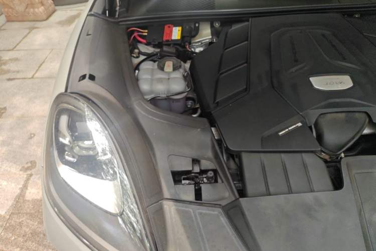 Used Porsche Cayenne 2023 Cayenne Coupé 3.0T Platinum Edition Engine Bay Right