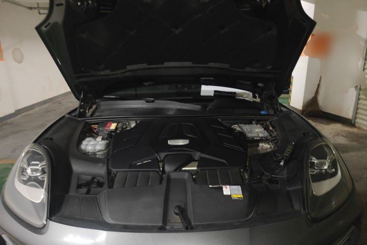 Used Porsche Cayenne 2023 Cayenne 3.0T Engine Bay