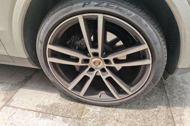 Used Porsche Cayenne 2023 Cayenne Coupé 3.0T Platinum Edition Right Front Wheel Hub