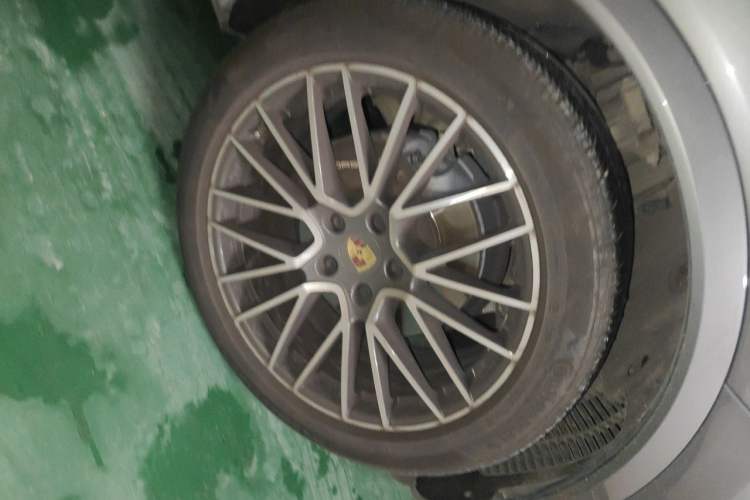 Used Porsche Cayenne 2023 Cayenne 3.0T Right Front Wheel Hub