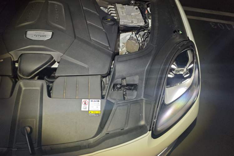 Used Porsche Cayenne 2023 Cayenne Coupé 3.0T Platinum Edition Engine Bay Left