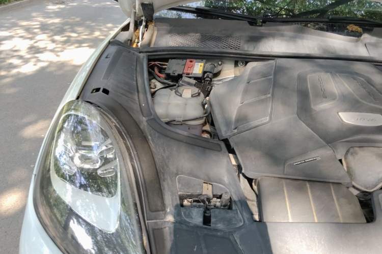 Used Porsche Cayenne 2023 Cayenne 3.0T Platinum Edition Engine Bay Right