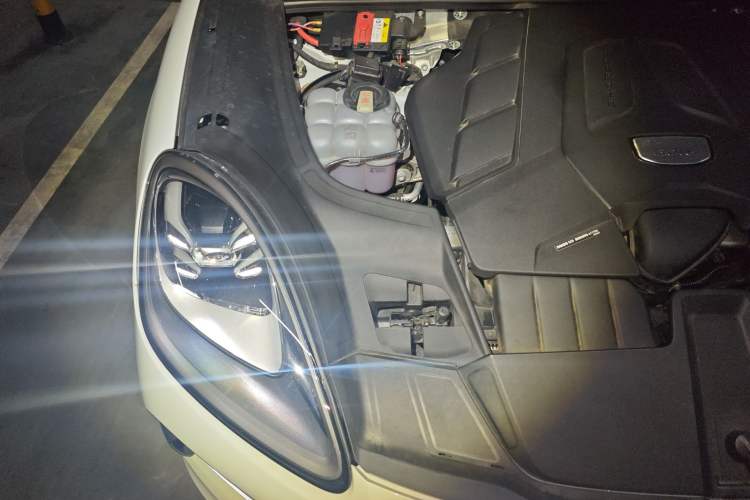 Used Porsche Cayenne 2023 Cayenne Coupé 3.0T Platinum Edition Engine Bay Right