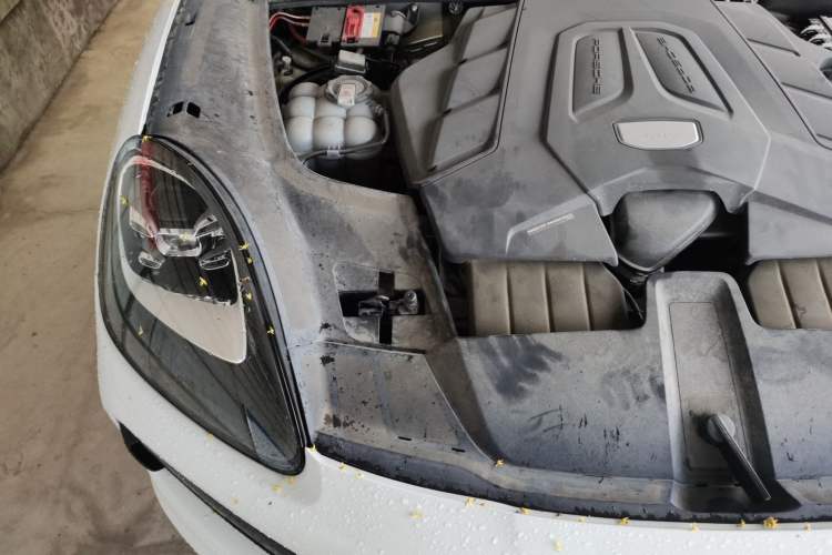 Used Porsche Cayenne 2023 Cayenne Coupé 3.0T Engine Bay Right