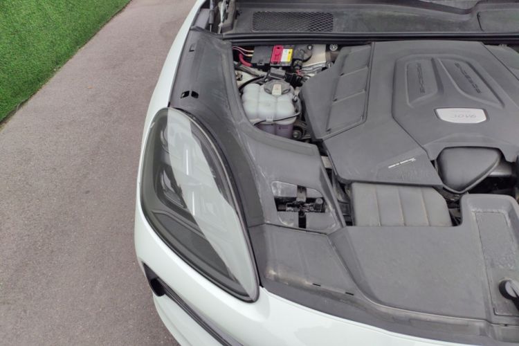 Used Porsche Cayenne 2023 Cayenne Coupé 3.0T Platinum Edition Engine Bay Right
