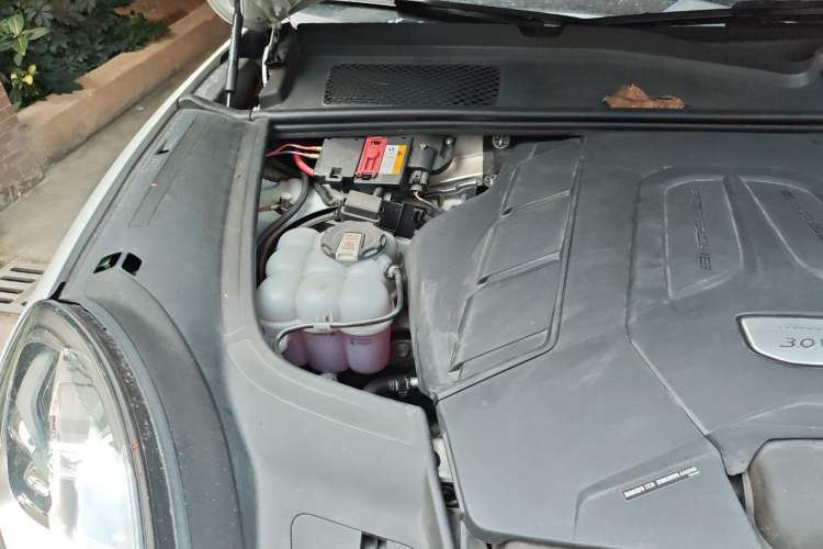 Used Porsche Cayenne 2023 Cayenne 3.0T Platinum Edition Engine Bay Right