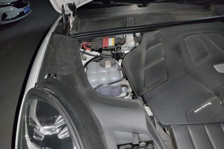 Used Porsche Cayenne 2023 Cayenne 3.0T Platinum Edition Engine Bay Right