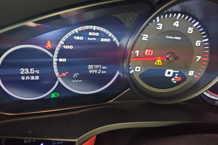 Used Porsche Cayenne 2023 Cayenne Coupé 3.0T Platinum Edition Odometer Close Up