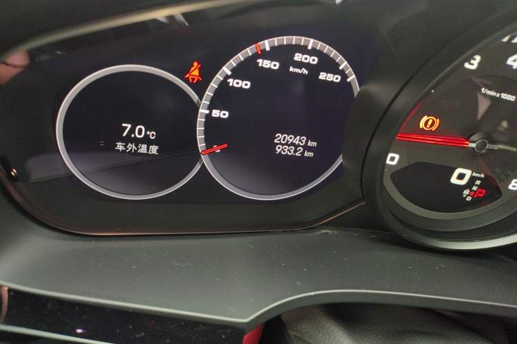 Used Porsche Cayenne 2023 Cayenne Coupé 3.0T Platinum Edition Odometer Close Up