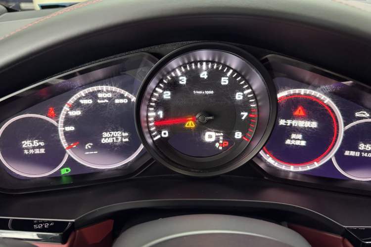 Used Porsche Cayenne 2023 Cayenne 3.0T Odometer Close Up